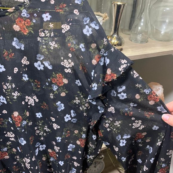 Dynamite Sheer Floral Blouse - Picture 6 of 7